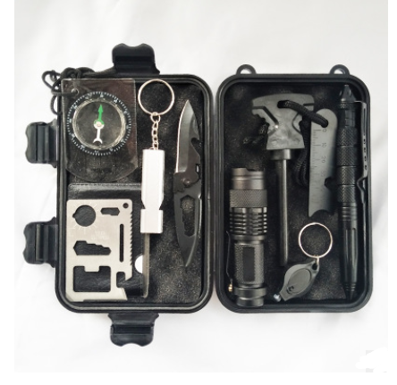 Contenido completo del kit de supervivencia mostrando las 10 herramientas esenciales