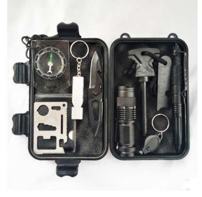 Contenido completo del kit de supervivencia mostrando las 10 herramientas esenciales